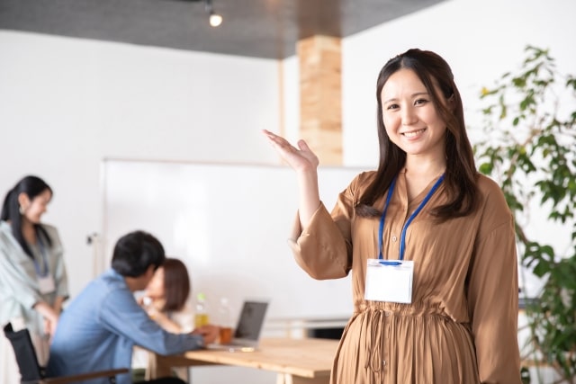 社内SEの仕事内容を案内している人